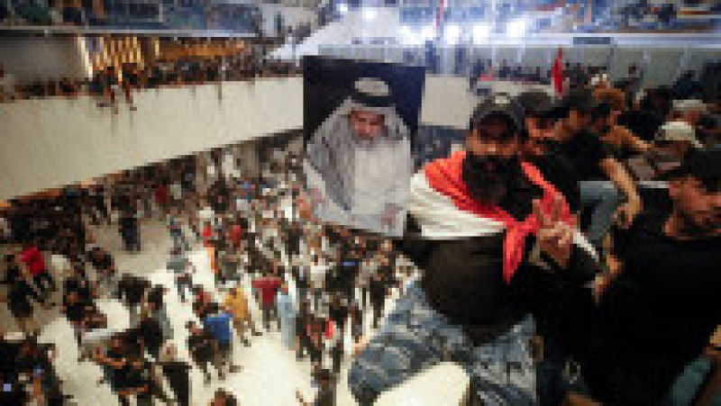 Mii de susţinători ai liderului şiit Moqtada al-Sadr au pătruns din nou sâmbătă în „zona verde” ultrasecurizată din Bagdad pentru a doua oară într-o săptămână. Foto-Profimedia | Poza 16 din 20