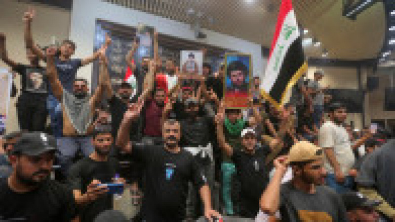 Mii de susţinători ai liderului şiit Moqtada al-Sadr au pătruns din nou sâmbătă în „zona verde” ultrasecurizată din Bagdad pentru a doua oară într-o săptămână. Foto-Profimedia | Poza 17 din 20
