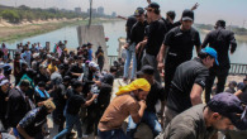 Mii de susţinători ai liderului şiit Moqtada al-Sadr au pătruns din nou sâmbătă în „zona verde” ultrasecurizată din Bagdad pentru a doua oară într-o săptămână. Foto-Profimedia | Poza 4 din 20