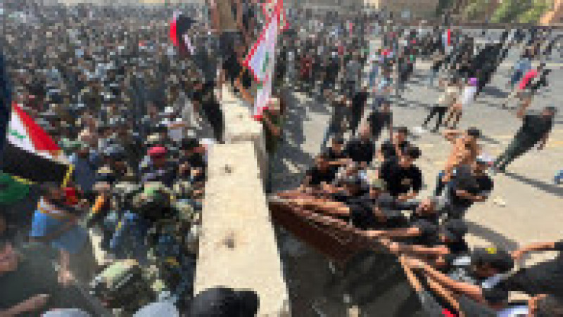 Mii de susţinători ai liderului şiit Moqtada al-Sadr au pătruns din nou sâmbătă în „zona verde” ultrasecurizată din Bagdad pentru a doua oară într-o săptămână. Foto-Profimedia | Poza 1 din 20
