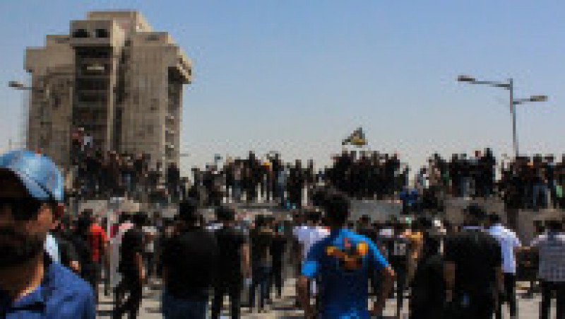 Mii de susţinători ai liderului şiit Moqtada al-Sadr au pătruns din nou sâmbătă în „zona verde” ultrasecurizată din Bagdad pentru a doua oară într-o săptămână. Foto-Profimedia | Poza 3 din 20