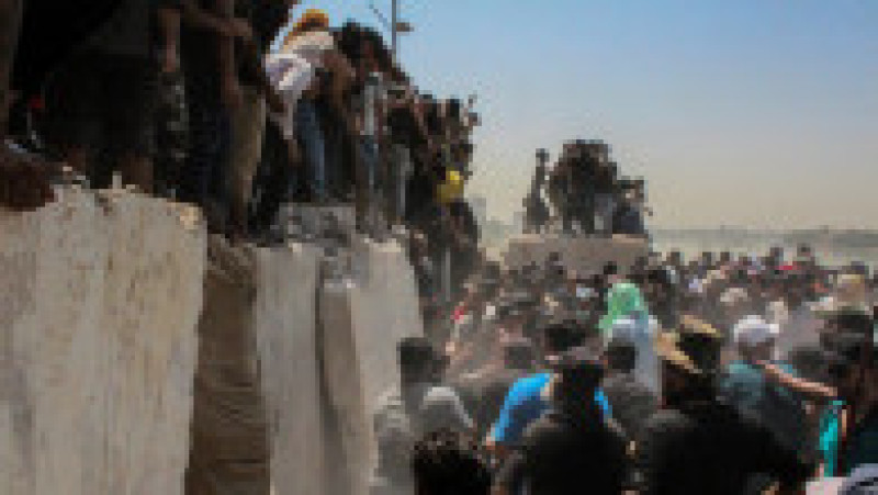 Mii de susţinători ai liderului şiit Moqtada al-Sadr au pătruns din nou sâmbătă în „zona verde” ultrasecurizată din Bagdad pentru a doua oară într-o săptămână. Foto-Profimedia | Poza 5 din 20