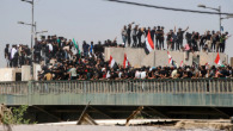 Mii de susţinători ai liderului şiit Moqtada al-Sadr au pătruns din nou sâmbătă în „zona verde” ultrasecurizată din Bagdad pentru a doua oară într-o săptămână. Foto-Profimedia | Poza 8 din 20