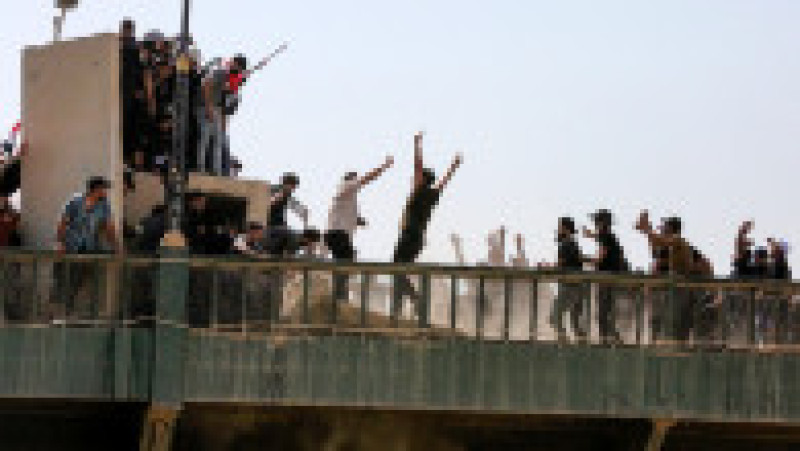 Mii de susţinători ai liderului şiit Moqtada al-Sadr au pătruns din nou sâmbătă în „zona verde” ultrasecurizată din Bagdad pentru a doua oară într-o săptămână. Foto-Profimedia | Poza 7 din 20