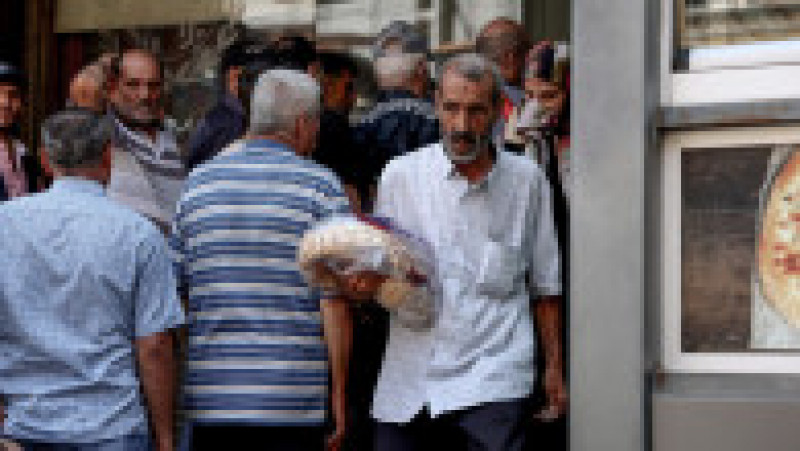 Imaginile cu cozile lungi din fața brutăriilor din Beirut sau cu oameni care strâng disperați la piept o pâine au făcut înconjurul lumii. FOTO: Profmedia Images | Poza 1 din 8