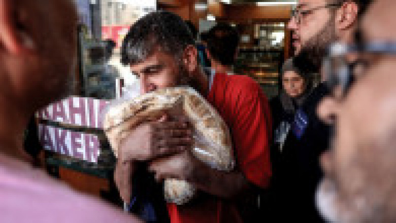 Imaginile cu cozile lungi din fața brutăriilor din Beirut sau cu oameni care strâng disperați la piept o pâine au făcut înconjurul lumii. FOTO: Profmedia Images | Poza 2 din 8