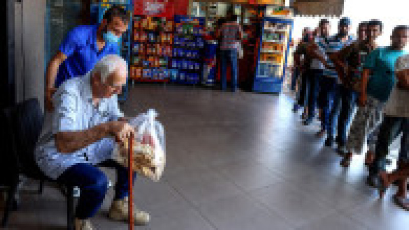 Imaginile cu cozile lungi din fața brutăriilor din Beirut sau cu oameni care strâng disperați la piept o pâine au făcut înconjurul lumii. FOTO: Profmedia Images | Poza 8 din 8