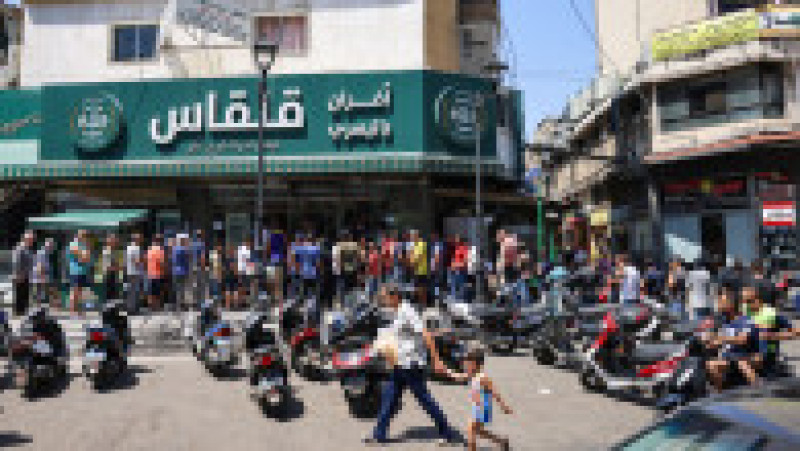 Imaginile cu cozile lungi din fața brutăriilor din Beirut sau cu oameni care strâng disperați la piept o pâine au făcut înconjurul lumii. FOTO: Profmedia Images | Poza 4 din 8