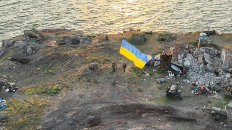 Militarii ucrineni arborează steagul Ucrainei pe Insula Șerpilor. twitter/Nexta