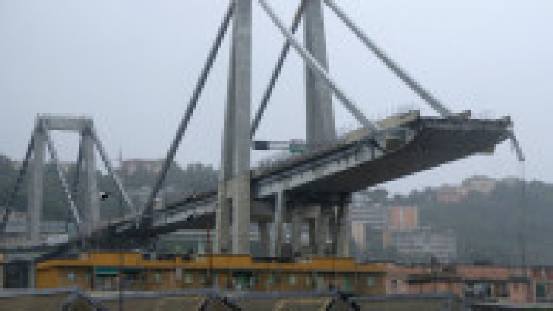 Podul Morandi s-a prăbușit în mijlocul sezonului turistic din 2018, pe 14 august, provocând moartea a 43 de persoane și expunând starea precară a infrastructurii italiene. Sursa foto: Profimedia Images | Poza 6 din 34