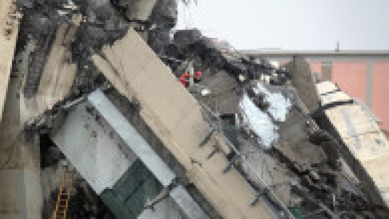 Podul Morandi s-a prăbușit în mijlocul sezonului turistic din 2018, pe 14 august, provocând moartea a 43 de persoane și expunând starea precară a infrastructurii italiene. Sursa foto: Profimedia Images | Poza 3 din 34