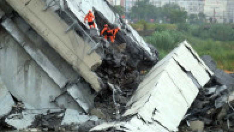 Podul Morandi s-a prăbușit în mijlocul sezonului turistic din 2018, pe 14 august, provocând moartea a 43 de persoane și expunând starea precară a infrastructurii italiene. Sursa foto: Profimedia Images | Poza 5 din 34