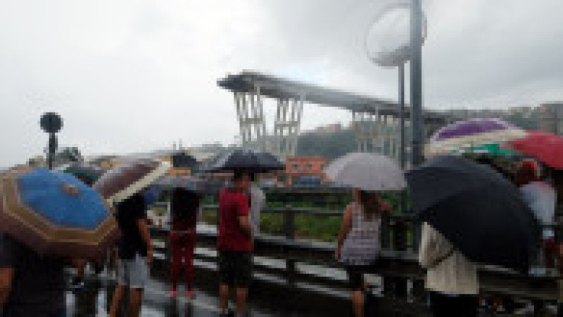 Podul Morandi s-a prăbușit în mijlocul sezonului turistic din 2018, pe 14 august, provocând moartea a 43 de persoane și expunând starea precară a infrastructurii italiene. Sursa foto: Profimedia Images | Poza 7 din 34