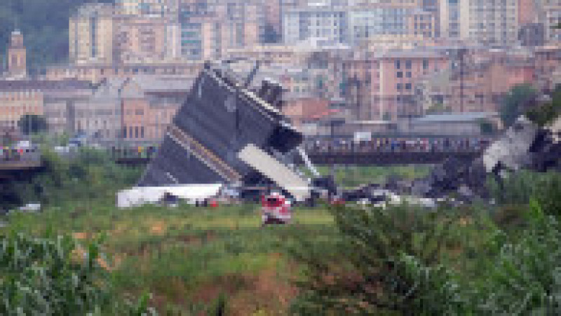 Podul Morandi s-a prăbușit în mijlocul sezonului turistic din 2018, pe 14 august, provocând moartea a 43 de persoane și expunând starea precară a infrastructurii italiene. Sursa foto: Profimedia Images | Poza 2 din 34