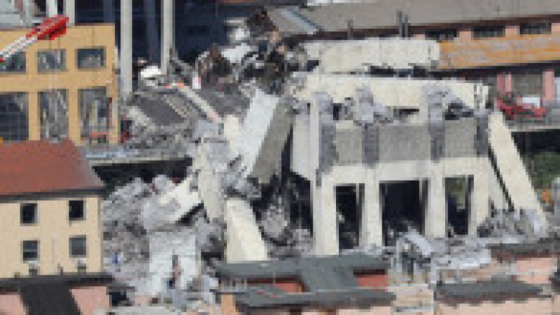 Podul Morandi s-a prăbușit în mijlocul sezonului turistic din 2018, pe 14 august, provocând moartea a 43 de persoane și expunând starea precară a infrastructurii italiene. Sursa foto: Profimedia Images | Poza 1 din 34