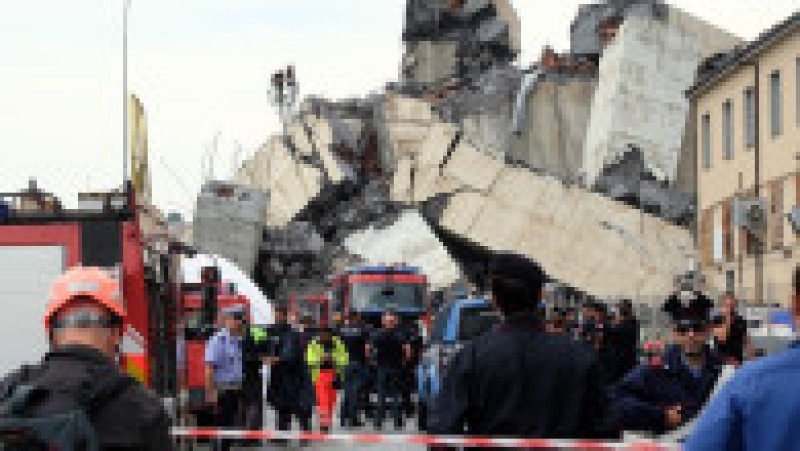 Podul Morandi s-a prăbușit în mijlocul sezonului turistic din 2018, pe 14 august, provocând moartea a 43 de persoane și expunând starea precară a infrastructurii italiene. Sursa foto: Profimedia Images | Poza 13 din 34