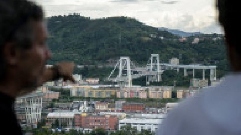 Podul Morandi s-a prăbușit în mijlocul sezonului turistic din 2018, pe 14 august, provocând moartea a 43 de persoane și expunând starea precară a infrastructurii italiene. Sursa foto: Profimedia Images | Poza 15 din 34
