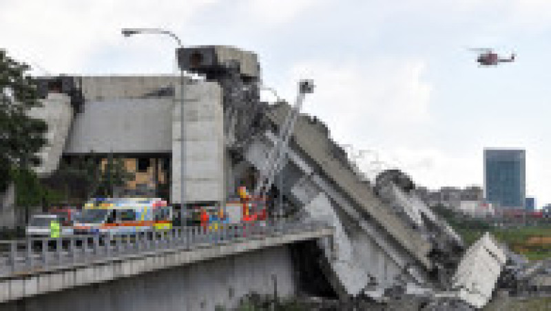 Podul Morandi s-a prăbușit în mijlocul sezonului turistic din 2018, pe 14 august, provocând moartea a 43 de persoane și expunând starea precară a infrastructurii italiene. Sursa foto: Profimedia Images | Poza 17 din 34