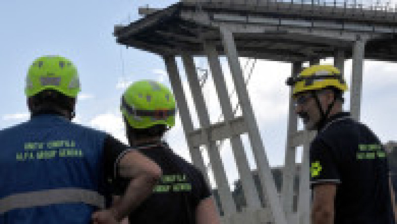 Podul Morandi s-a prăbușit în mijlocul sezonului turistic din 2018, pe 14 august, provocând moartea a 43 de persoane și expunând starea precară a infrastructurii italiene. Sursa foto: Profimedia Images | Poza 18 din 34