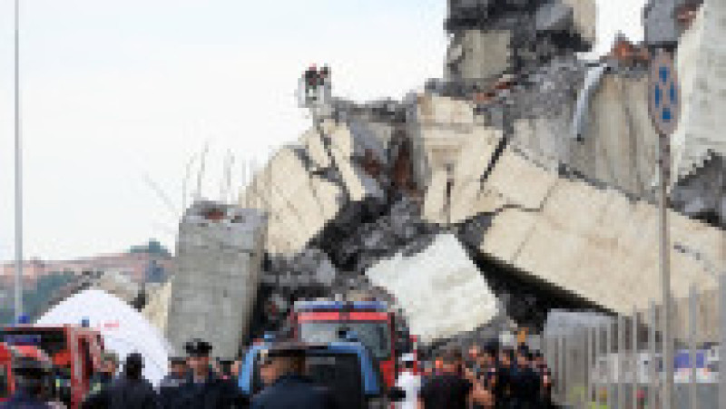 Podul Morandi s-a prăbușit în mijlocul sezonului turistic din 2018, pe 14 august, provocând moartea a 43 de persoane și expunând starea precară a infrastructurii italiene. Sursa foto: Profimedia Images | Poza 12 din 34