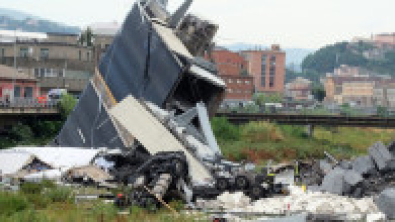 Podul Morandi s-a prăbușit în mijlocul sezonului turistic din 2018, pe 14 august, provocând moartea a 43 de persoane și expunând starea precară a infrastructurii italiene. Sursa foto: Profimedia Images | Poza 10 din 34