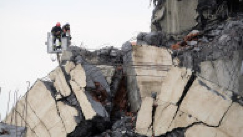 Podul Morandi s-a prăbușit în mijlocul sezonului turistic din 2018, pe 14 august, provocând moartea a 43 de persoane și expunând starea precară a infrastructurii italiene. Sursa foto: Profimedia Images | Poza 11 din 34