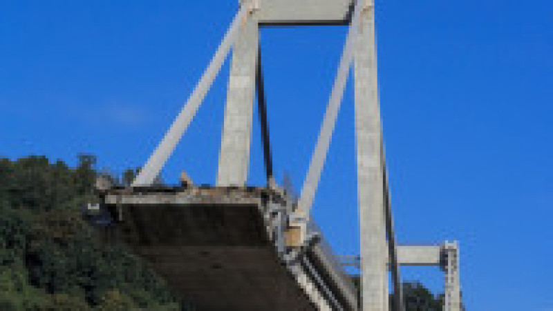Podul Morandi s-a prăbușit în mijlocul sezonului turistic din 2018, pe 14 august, provocând moartea a 43 de persoane și expunând starea precară a infrastructurii italiene. Sursa foto: Profimedia Images | Poza 26 din 34