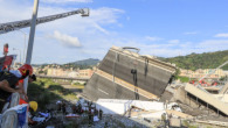 Podul Morandi s-a prăbușit în mijlocul sezonului turistic din 2018, pe 14 august, provocând moartea a 43 de persoane și expunând starea precară a infrastructurii italiene. Sursa foto: Profimedia Images | Poza 23 din 34