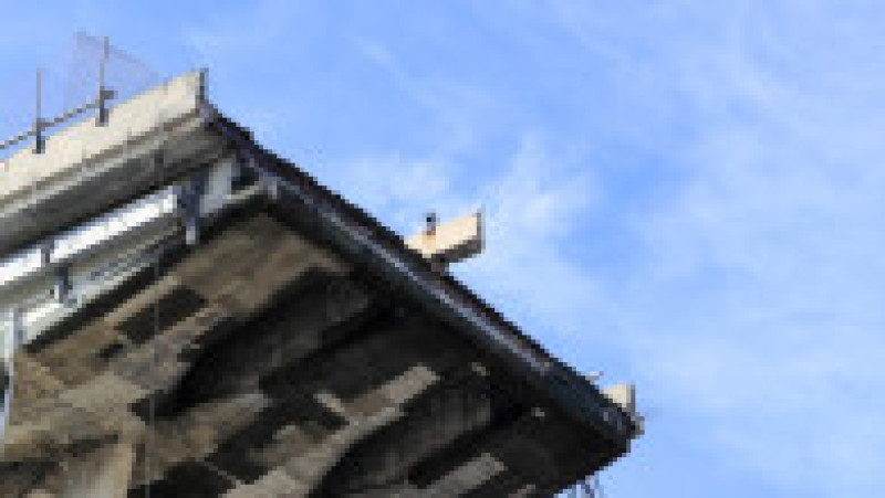 Podul Morandi s-a prăbușit în mijlocul sezonului turistic din 2018, pe 14 august, provocând moartea a 43 de persoane și expunând starea precară a infrastructurii italiene. Sursa foto: Profimedia Images | Poza 24 din 34