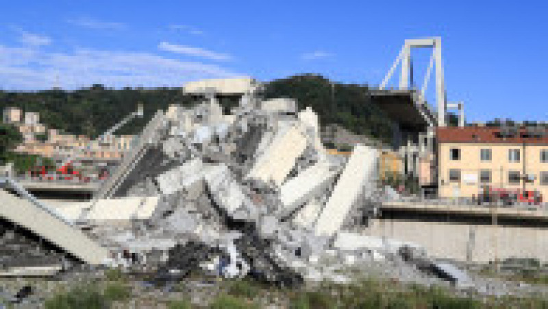 Podul Morandi s-a prăbușit în mijlocul sezonului turistic din 2018, pe 14 august, provocând moartea a 43 de persoane și expunând starea precară a infrastructurii italiene. Sursa foto: Profimedia Images | Poza 25 din 34