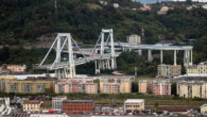 Podul Morandi s-a prăbușit în mijlocul sezonului turistic din 2018, pe 14 august, provocând moartea a 43 de persoane și expunând starea precară a infrastructurii italiene. Sursa foto: Profimedia Images | Poza 28 din 34