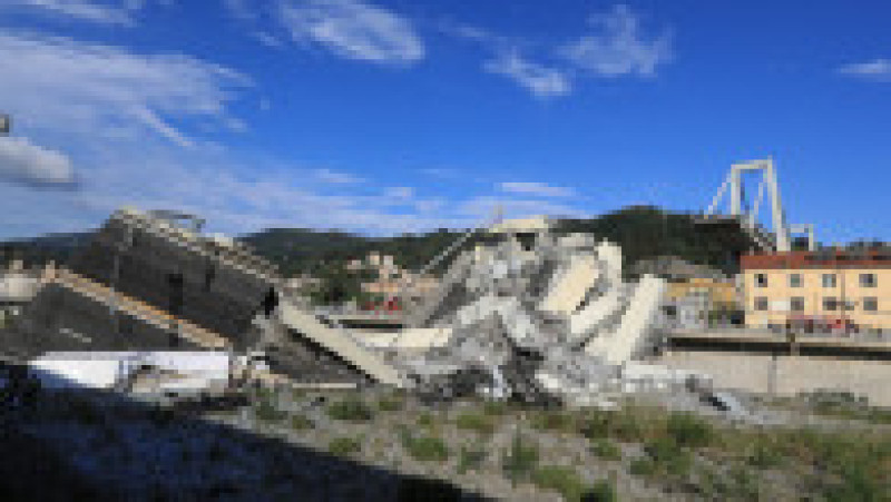 Podul Morandi s-a prăbușit în mijlocul sezonului turistic din 2018, pe 14 august, provocând moartea a 43 de persoane și expunând starea precară a infrastructurii italiene. Sursa foto: Profimedia Images | Poza 22 din 34