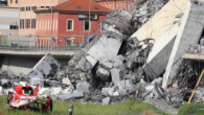 Podul Morandi s-a prăbușit în mijlocul sezonului turistic din 2018, pe 14 august, provocând moartea a 43 de persoane și expunând starea precară a infrastructurii italiene. Sursa foto: Profimedia Images | Poza 19 din 34