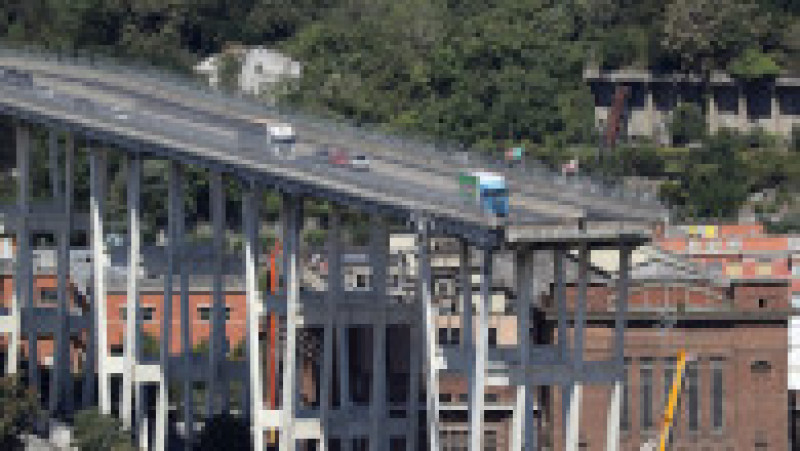 Podul Morandi s-a prăbușit în mijlocul sezonului turistic din 2018, pe 14 august, provocând moartea a 43 de persoane și expunând starea precară a infrastructurii italiene. Sursa foto: Profimedia Images | Poza 33 din 34