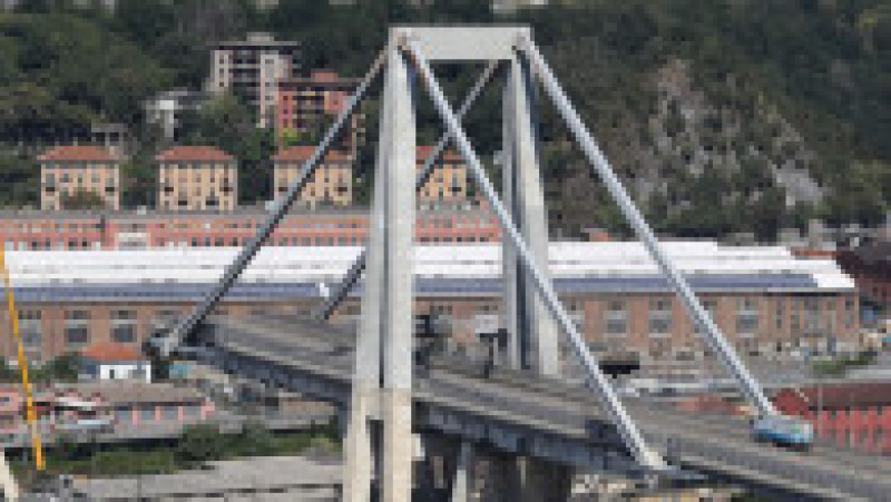 Podul Morandi s-a prăbușit în mijlocul sezonului turistic din 2018, pe 14 august, provocând moartea a 43 de persoane și expunând starea precară a infrastructurii italiene. Sursa foto: Profimedia Images | Poza 32 din 34