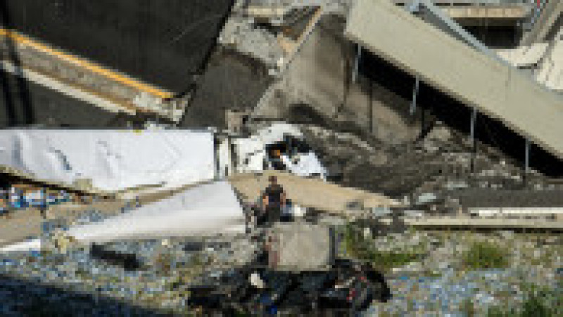 Podul Morandi s-a prăbușit în mijlocul sezonului turistic din 2018, pe 14 august, provocând moartea a 43 de persoane și expunând starea precară a infrastructurii italiene. Sursa foto: Profimedia Images | Poza 29 din 34