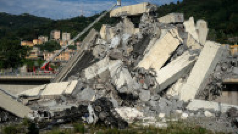 Podul Morandi s-a prăbușit în mijlocul sezonului turistic din 2018, pe 14 august, provocând moartea a 43 de persoane și expunând starea precară a infrastructurii italiene. Sursa foto: Profimedia Images | Poza 30 din 34
