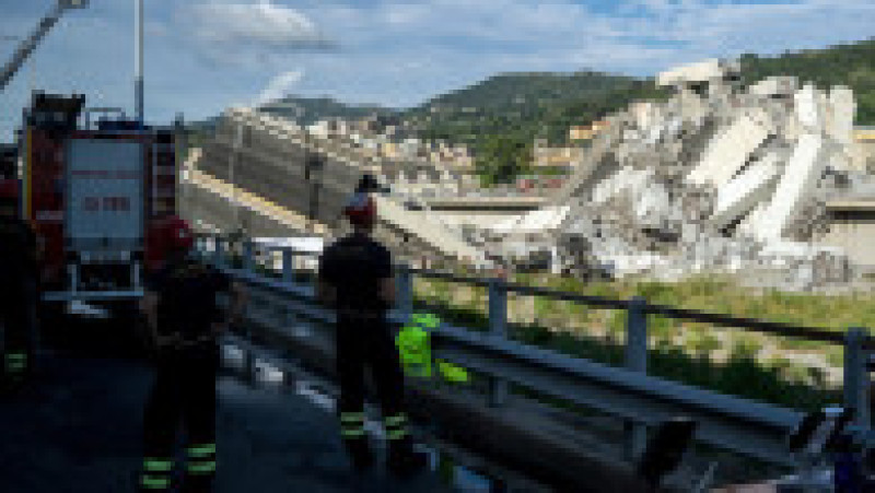 Podul Morandi s-a prăbușit în mijlocul sezonului turistic din 2018, pe 14 august, provocând moartea a 43 de persoane și expunând starea precară a infrastructurii italiene. Sursa foto: Profimedia Images | Poza 31 din 34