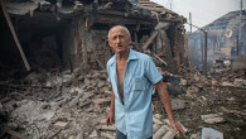 Un ucrainean din Sloviansk în vârstă de 71 de ani inspectează curtea unei case distruse de ruși. Foto: Profimedia Images | Poza 5 din 13
