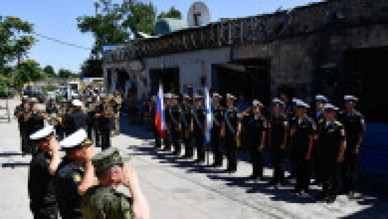 Trupele militare ruse participă la ceremonia de expunere a plăcii comemorative de pe casa în care a decedat la Mariupol comandantul adjunct al Flotei Mării Negre Ruse, Andrei Paliy. Foto: Profimedia Images | Poza 10 din 13