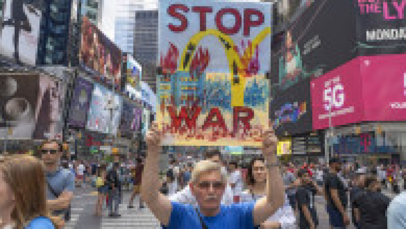 Un bărbat ține o pancartă cu mesajul „Stop războiul” la un protest în sprijinul Ucrainei organizat în Times Square din New York. Foto: Profimedia Images | Poza 13 din 13
