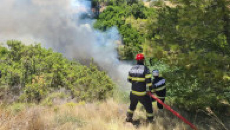 Pompierii români intervin pentru lichidarea unui incendiu de vegetaţie izbucnit la nord de Atena. Foto: Facebook/DSU | Poza 2 din 7