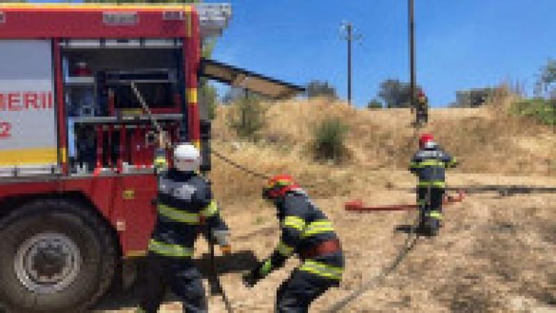 Pompierii români intervin pentru lichidarea unui incendiu de vegetaţie izbucnit la nord de Atena. Foto: Facebook/DSU | Poza 5 din 7