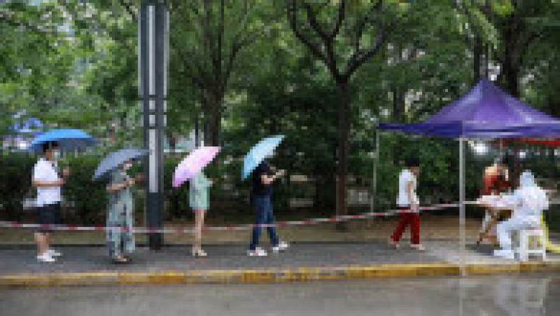 Oamenii au așteptat la cozi, în ploaie, la Xi