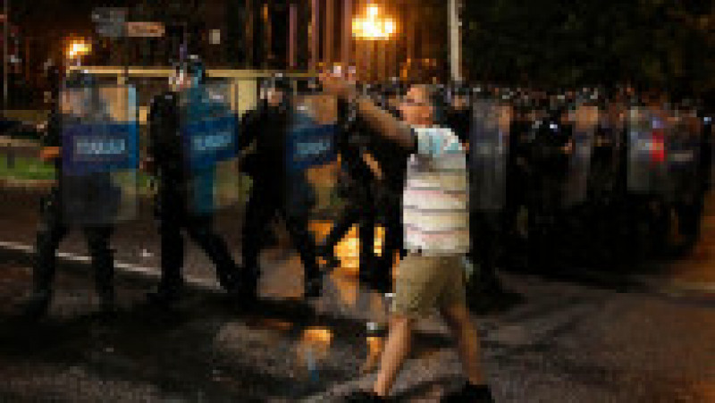 Protestatarii au aruncat cu pietre, petarde, cocteiluri Molotov şi alte obiecte asupra poliţiştilor şi au provocat daune sediului parlamentului şi unor clădiri guvernamentale. Foto: Profimedia Images | Poza 4 din 8
