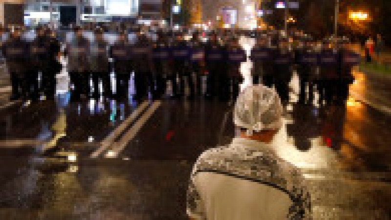 Protestatarii au aruncat cu pietre, petarde, cocteiluri Molotov şi alte obiecte asupra poliţiştilor şi au provocat daune sediului parlamentului şi unor clădiri guvernamentale. Foto: Profimedia Images | Poza 2 din 8