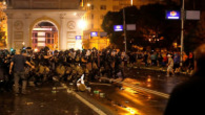 Protestatarii au aruncat cu pietre, petarde, cocteiluri Molotov şi alte obiecte asupra poliţiştilor şi au provocat daune sediului parlamentului şi unor clădiri guvernamentale. Foto: Profimedia Images | Poza 8 din 8