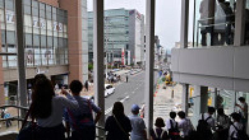 Mulțimi adunate în locul în care a fost împușcat Shinzo Abe. Foto: Profimedia | Poza 14 din 19