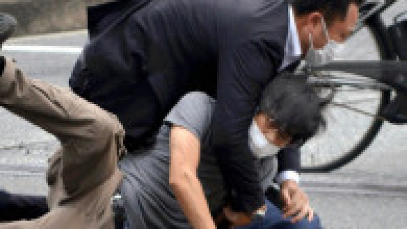 Presupusul atacator al lui Shinzo Abe este reținut de echipele de securitate. Foto: Profimedia | Poza 3 din 19
