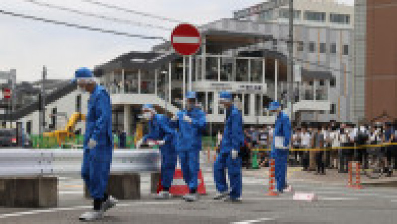 Echipe medicale în Nara, în locul în care a fost împușcat Shinzo Abe. Foto: Profimedia | Poza 17 din 19